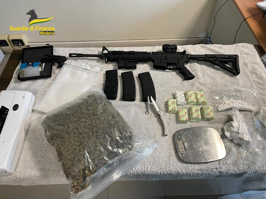 Droga: la finanza arresta un vignolese. In casa aveva un chilo e sette etti tra cocaina e marijuana e una carabina rubata