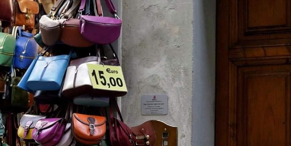 Borse sistemate sulla facciata di una dimora storica