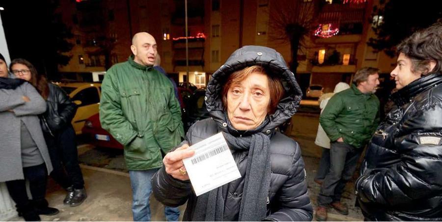 
	La protesta dei condomini di via Salvatorelli a Iolo rimasti senz&rsquo;acqua per 24 ore

