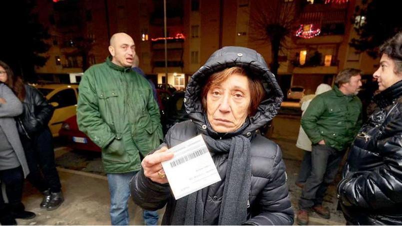 La protesta dei condomini di via Salvatorelli a Iolo rimasti senz’acqua per 24 ore