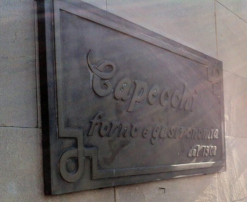 La targa che ricorda la data di fondazione del forno di Capostrada