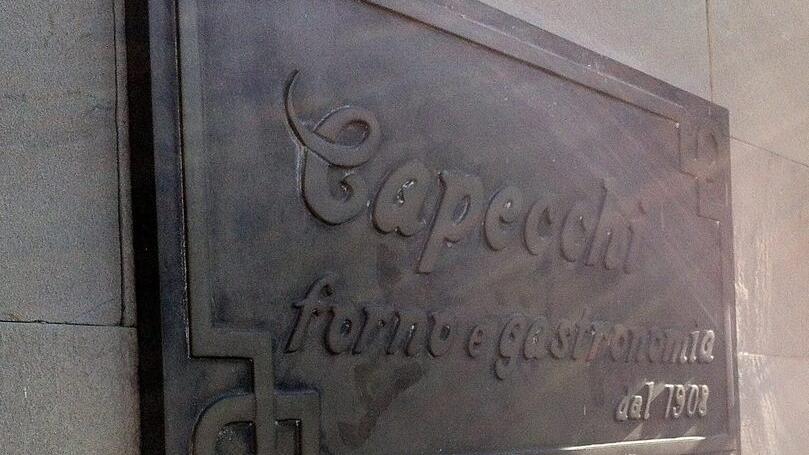 La targa che ricorda la data di fondazione del forno di Capostrada