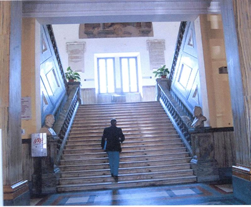 La scala all’ingresso del palazzo comunale che porta al secondo piano dove si trovano gli uffici del sindaco e degli assessori della giunta (Foto Roberto Paglianti)