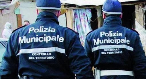 Due agenti della polizia municipale (foto d’archivio)