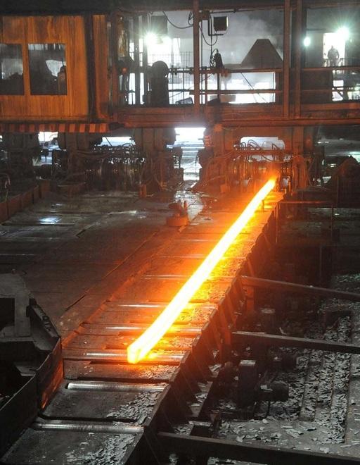 Il treno per laminare rotaie nello stabilimento Jsw Steel Italy di Piombino (foto Paolo Barlettani)