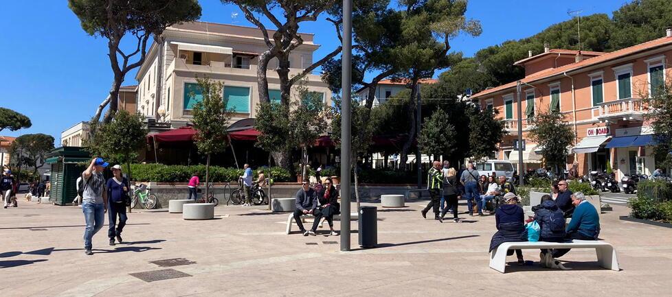 La “piazzetta” di Castiglioncello durante una giornata di sole