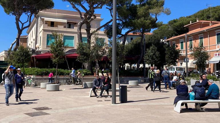 La “piazzetta” di Castiglioncello durante una giornata di sole