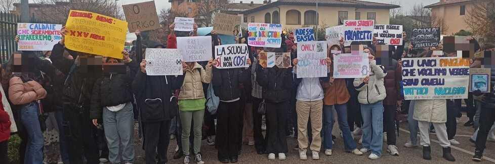 Aule al gelo e disagi, a Pontedera studenti e genitori manifestano: «Ci compriamo da soli i pennarelli per la lavagna»