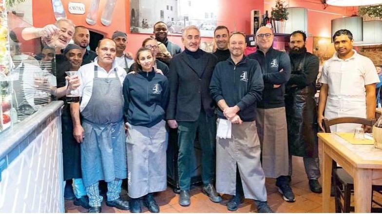 Quel ragù che fa battere il cuore: serviti 200 pasti caldi ai più poveri della città
