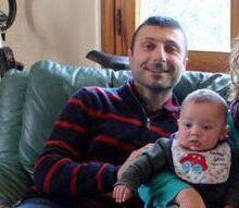 Uccise e accoltellò il figlio mentre gattonava. Ora è anche colpevole di maltrattamenti verso la compagna