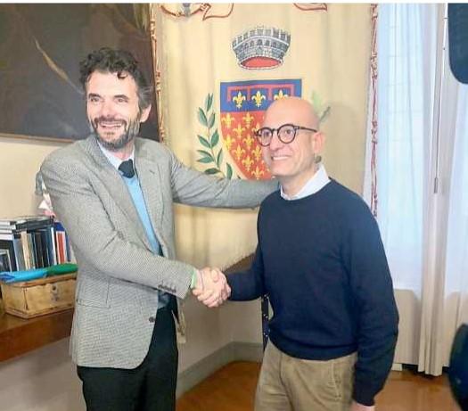 
	La stretta di mano tra il sindaco Biffoni e l&rsquo;assessore Sbolg

