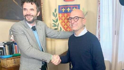 La stretta di mano tra il sindaco Biffoni e l’assessore Sbolg