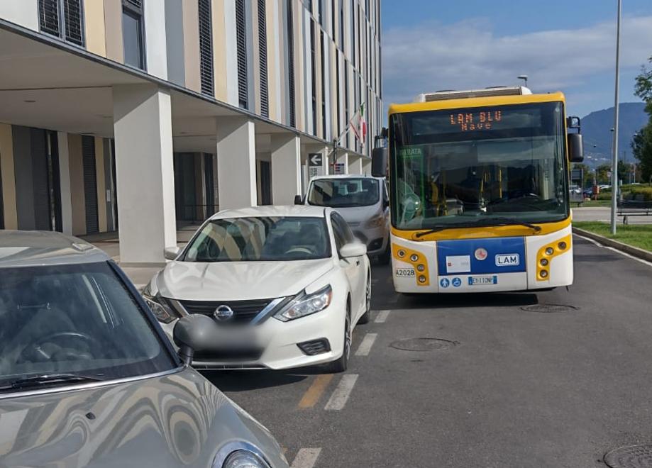 È sosta selvaggia all’ospedale di Lucca: le auto occupano la fermata del bus