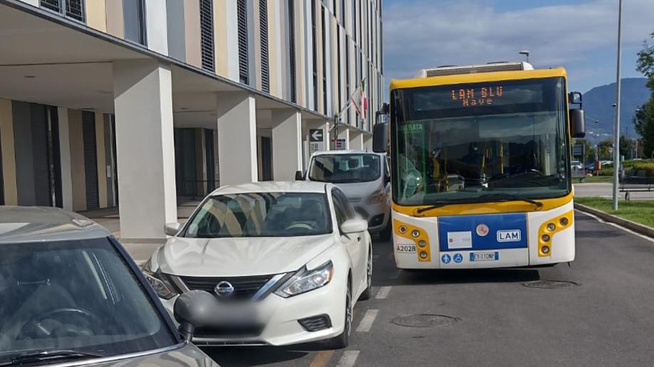 È sosta selvaggia all’ospedale di Lucca: le auto occupano la fermata del bus