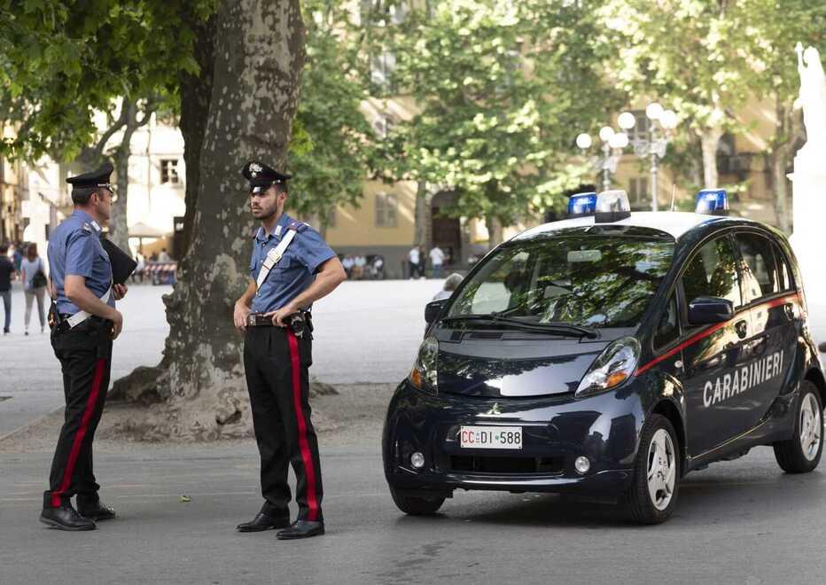 Carabinieri durante i controlli in centro storico