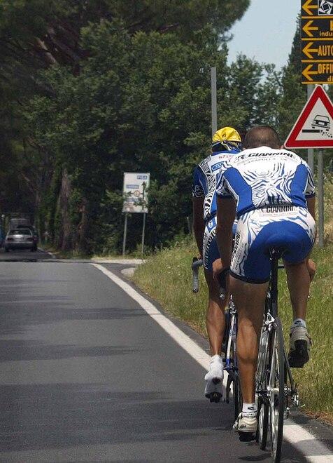 Esortò sul web a investire i ciclisti, il tribunale lo assolve: non è reato