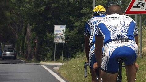 Esortò sul web a investire i ciclisti, il tribunale lo assolve: non è reato