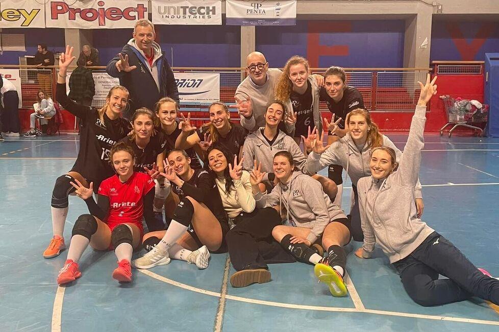 L’esultanza delle ragazze dopo la vittoria