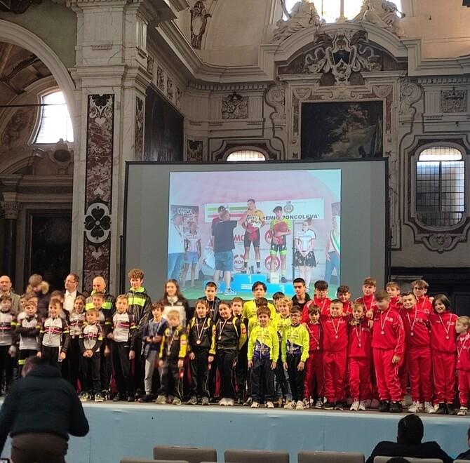 Un momento della premiazione sul palco allestito nella chiesa di S. Romano