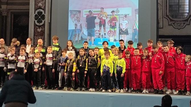 Un momento della premiazione sul palco allestito nella chiesa di S. Romano