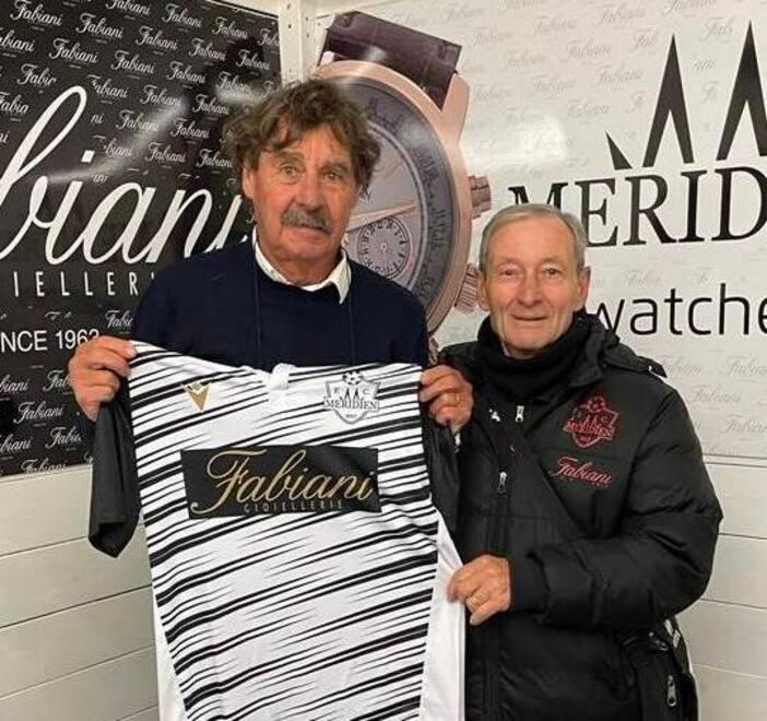 Massimo Morgia con in mano la maglia dell’Fc Meridien Grifoni Larciano
