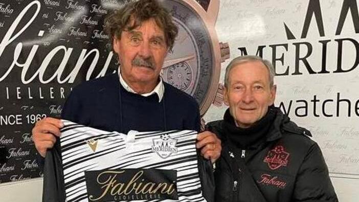 Massimo Morgia con in mano la maglia dell’Fc Meridien Grifoni Larciano