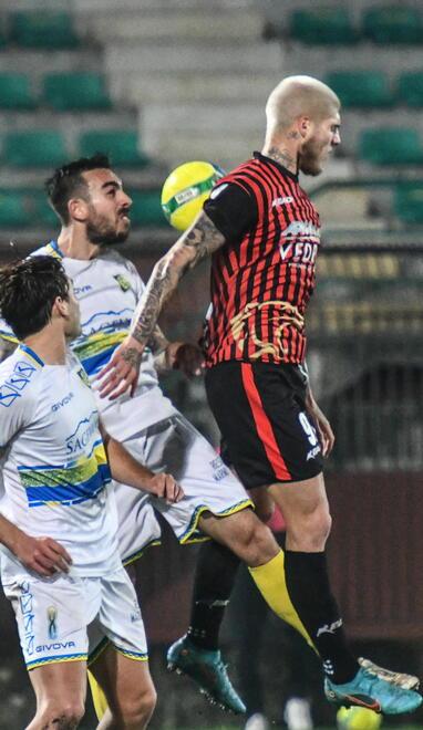 Una fase del derby di Lucca