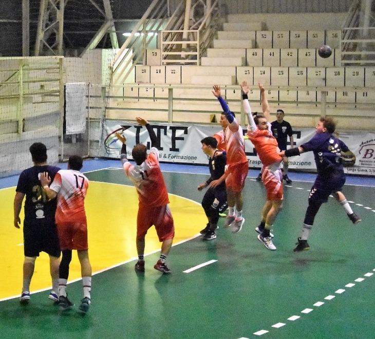 Un momento del derby di Grosseto vinto dalla Pallamano Follonica