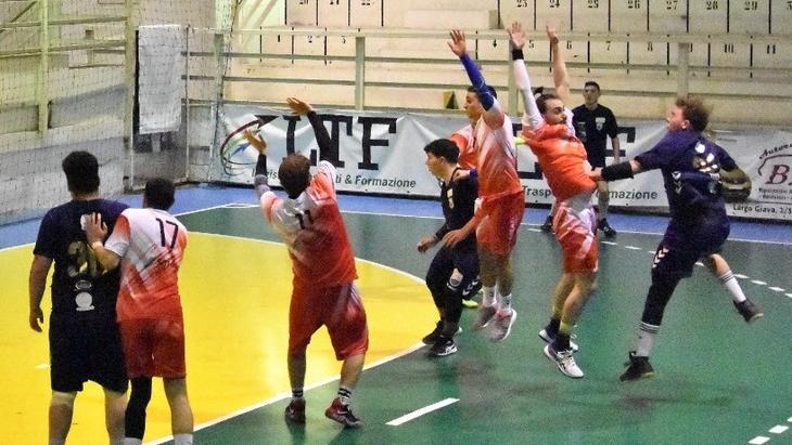 Un momento del derby di Grosseto vinto dalla Pallamano Follonica
