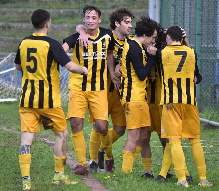 L’esultanza dei giocatori del Piombino dopo l’ultima vittoria (foto PaBar)