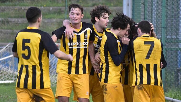 L’esultanza dei giocatori del Piombino dopo l’ultima vittoria (foto PaBar)