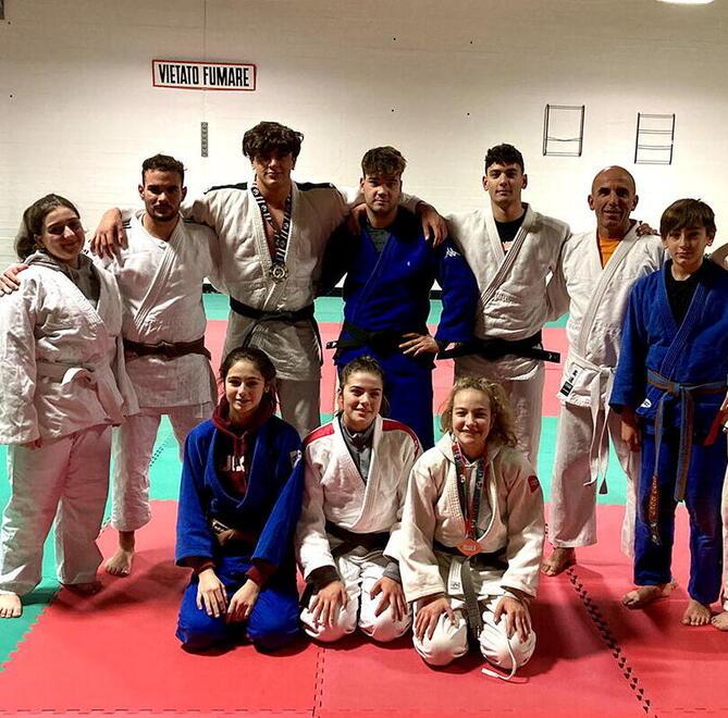 Gli allievi del Judo Rosignano sul tatami del palasport (foto Michele Falorni/Silvi)