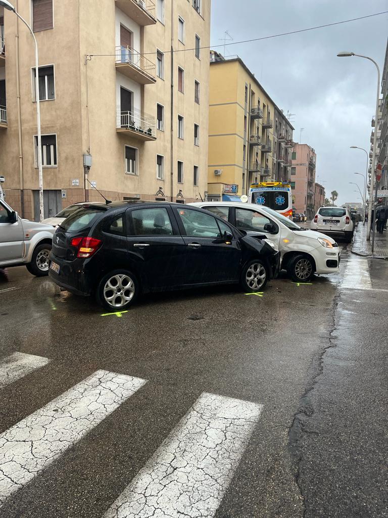 Sassari, scontro a un incrocio: 5 feriti