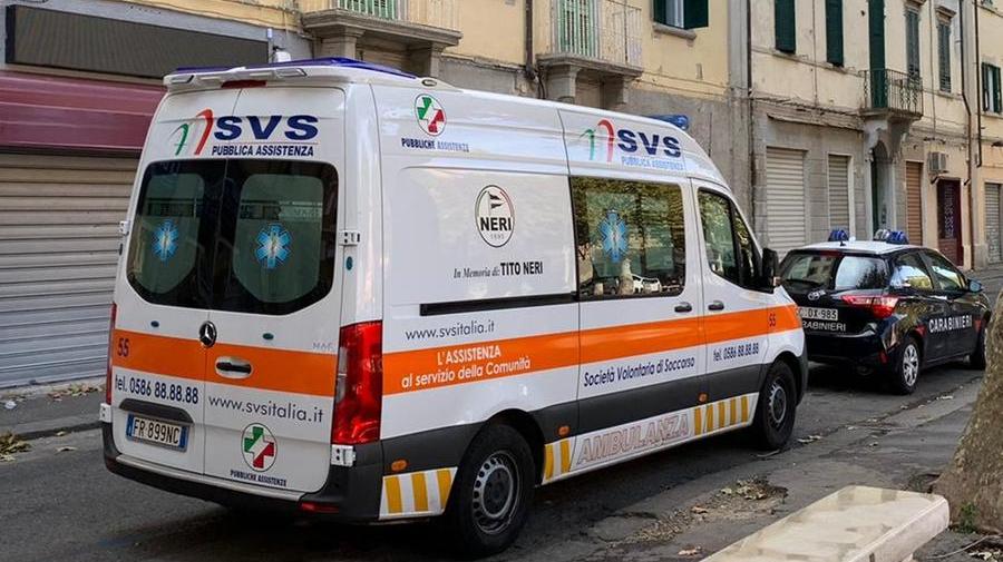 Un'ambulanza della Svs con i carabinieri (foto d'archivio)