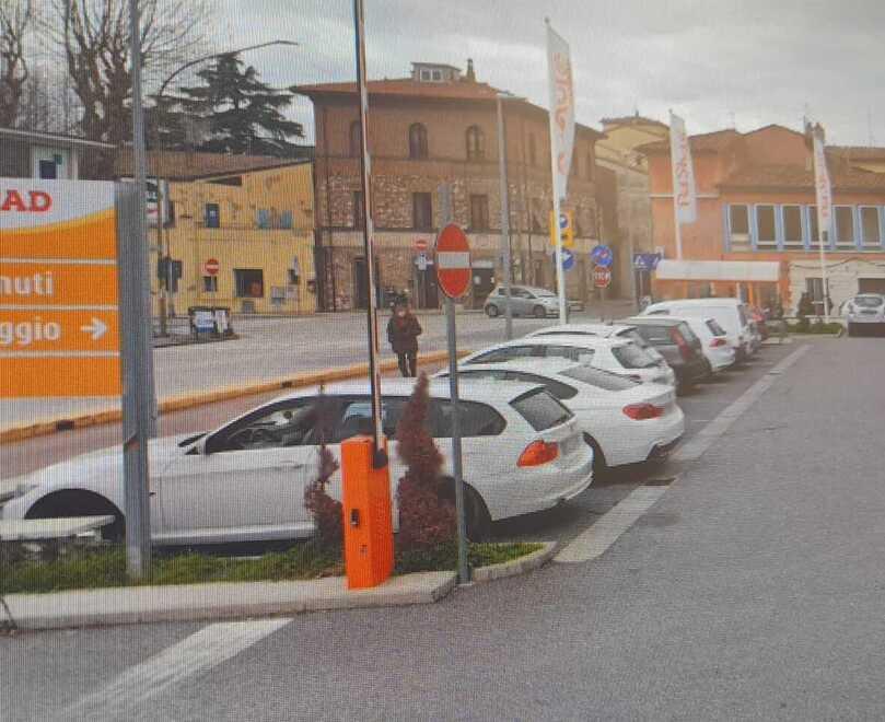 Preso a bastonate in strada a Cascina: l’aggressore scappa in auto. La scena ripresa dalle telecamere