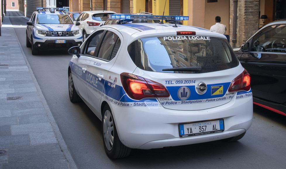 Sassuolo Si fanno dare soldi e veicoli, due donne accusate di estorsione