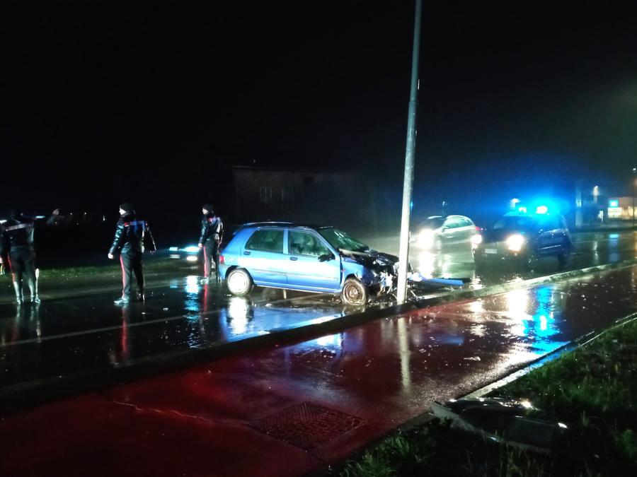 Auto contro un palo, muore donna di 83 anni