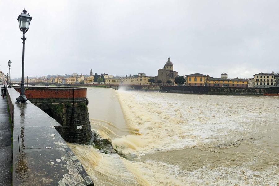 Maltempo, l’Arno sale a Firenze. Giani: “Attesa una piena da mille metri cubi agli Uffizi”