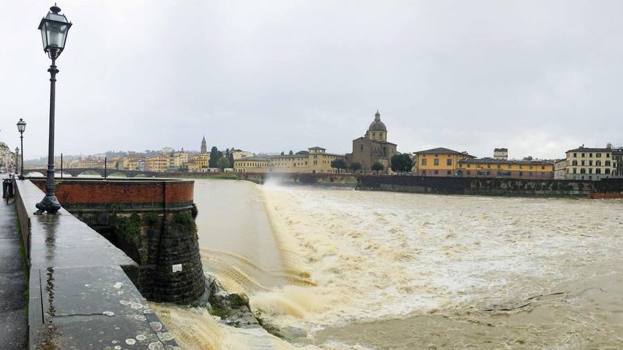 Maltempo, l’Arno sale a Firenze. Giani: “Attesa una piena da mille metri cubi agli Uffizi”