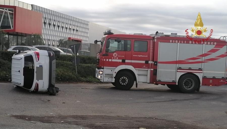 Auto si ribalta sulla ex 131: i vigili del fuoco estraggono la donna al volante
