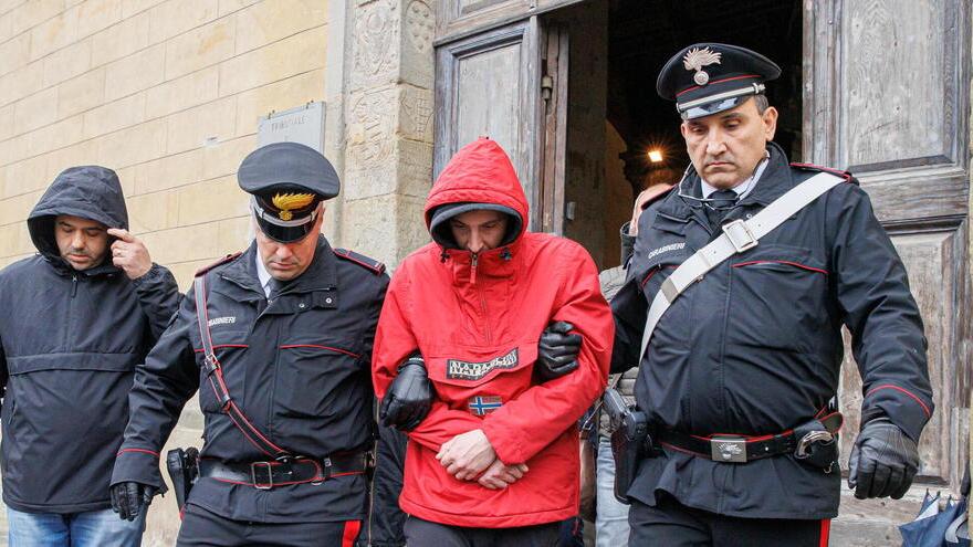 Padre ucciso a coltellate, il figlio sarà detenuto in ospedale. La madre lo ha convinto a confessare