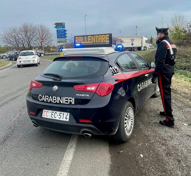 Sfonda la porta di casa e pesta anziana per rapinarla: arrestata