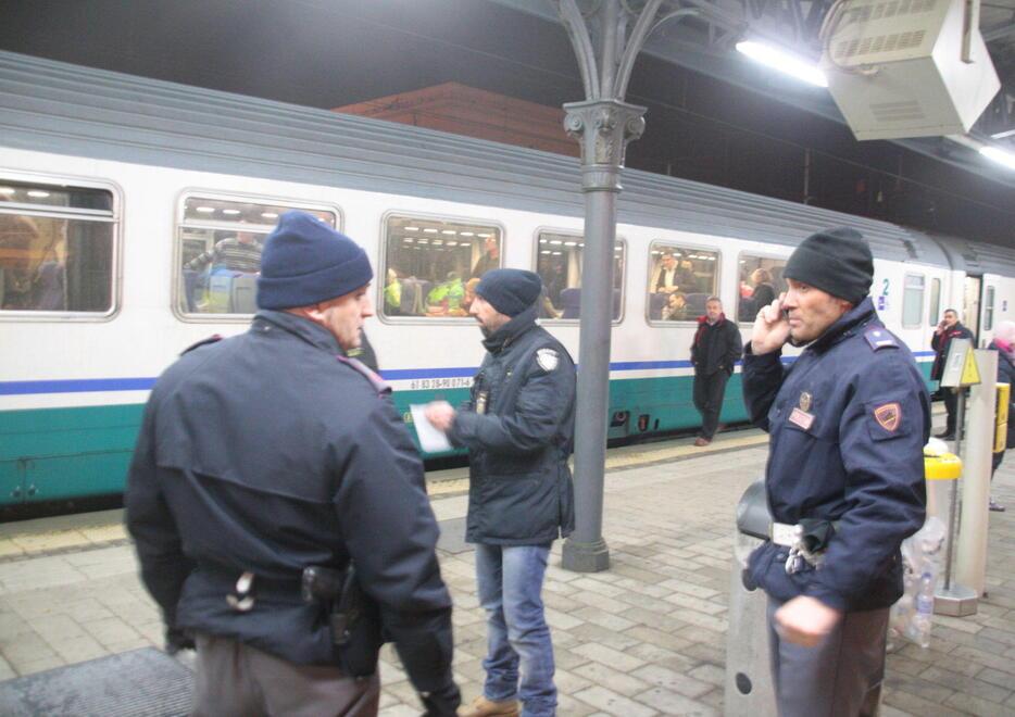 Passeggeri minacciano il capotreno: «Ti ribecco e ti ammazzo di botte»
