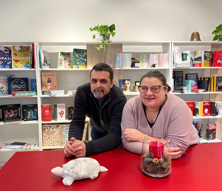
	Benedetta&nbsp;e Adriano nella nuova libreria (Foto di Franco Silvi)


