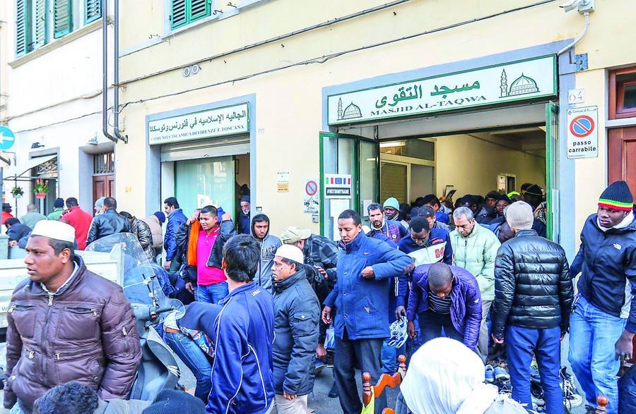 Moschea È il giorno dello sfratto «Dovranno portarci via di peso»