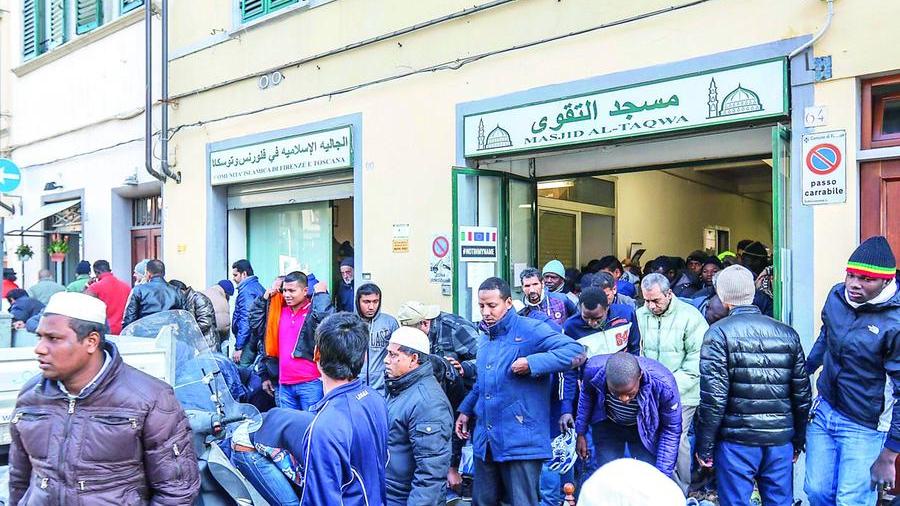 Moschea È il giorno dello sfratto «Dovranno portarci via di peso»