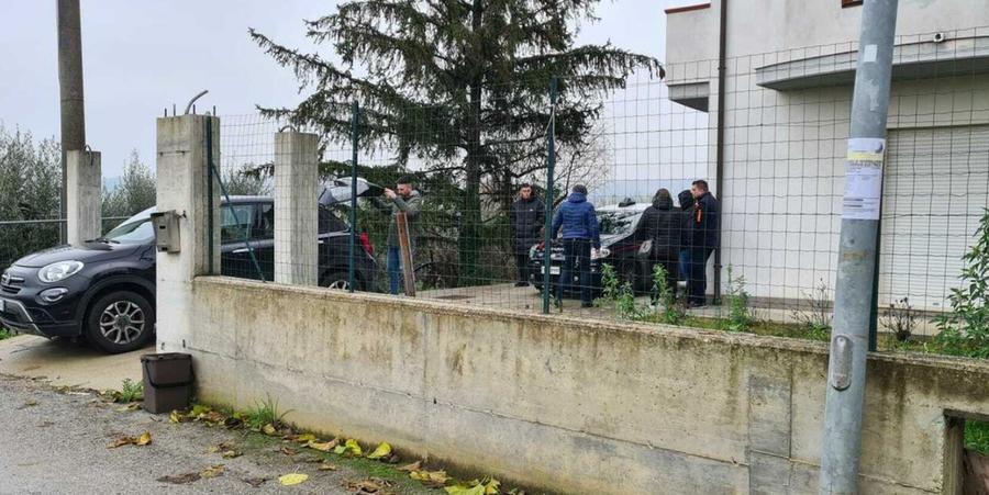 
	Inquirenti sul luogo dove &egrave; stato ritrovato il cadavere

