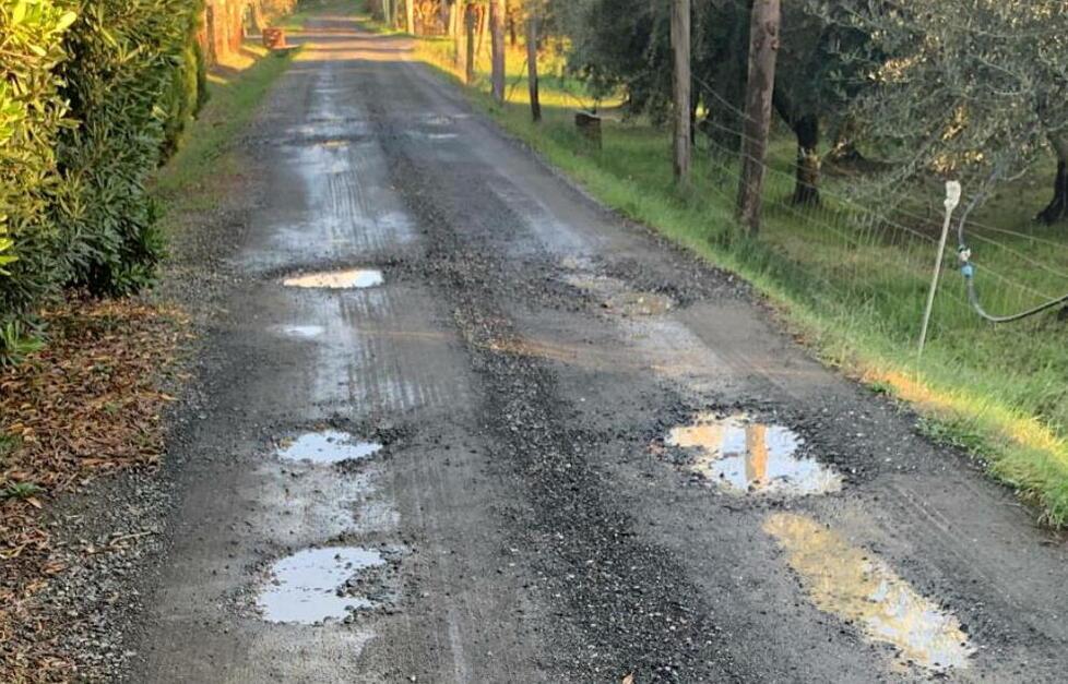 Cecina, cade dallo scooter per colpa di una buca in via del Terminone