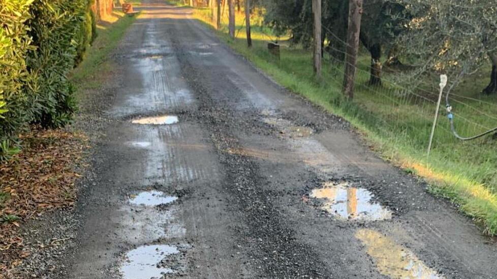 Cecina, cade dallo scooter per colpa di una buca in via del Terminone