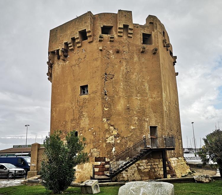 La torre aragonese tra vandali e incuria: serve un intervento